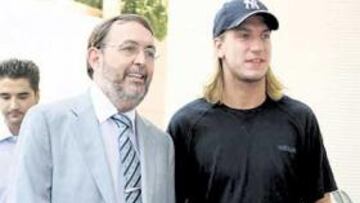 <b>UNA MAÑANA MUY AJETREADA. </b>Poco después de aterrizar en el aeropuerto de Son Sant Joan, Maxi López pasó el reconocimiento médico y después fue presentado en Son Moix como jugador bermellón.