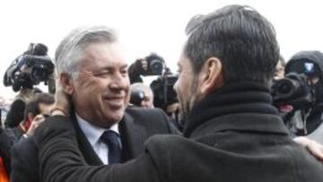 Ancelotti, saludando a Quique.