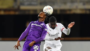Soccer Football - Serie A - Fiorentina v AC Milan - Stadio Artemio Franchi, Florence, Italy - October 6, 2024 Fiorentina's Christian Kouame in action with AC Milan's Fikayo Tomori REUTERS/Jennifer Lorenzini