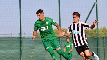 Diego González controla un balón.