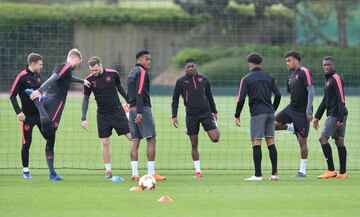 Ainsley Maitland-Niles, Alex Iwobi, Eddie Nketiah junto a sus compañeros.