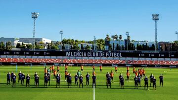 La plantilla del Valencia guardó ayer un sentido minuto de silencio, antes de su entrenamiento, por el fallecimiento
el pasado miércoles de Bernardo España Españeta, histórico utillero que trabajó en el club valenciano
durante 55 años y era una persona querida y respetada por todo el valencianismo.