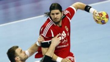 El jugador de la selecci&oacute;n de Hungria, Laszlo Nagy, se dispone a lanzar ante la defensa del jugador de Polonia, Bartosz Jurecki, durante el encuentro correspondiente a los octavos de final del Mundial de Balonmano, que disputan esta noche en el Palau Sant Jordi de Barcelona.