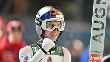 Daniel Tschofenig celebra su salto en la clasificación de Oberstdorf.