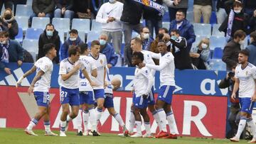 Los jugadores del Real Zaragoza celebran el gol de Borja Sainz frente al Sporting.