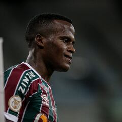 Jhon Arias da dos asistencias y por poco marca golazo con Flu