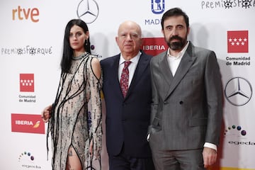 El productor de cine Agustín Almodóvar con Milene Smit e Israel Elejalde.