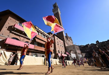 El recorrido transcurre en la céntrica Piazza del Campo, en  honor a la Virgen de Provenzano (Palio di Provenzano).