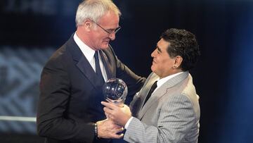 ELZ200 FFA ZÚRICH (SUIZA), 09/01/2017.- El técnico italiano del Leicester City, Claudio Ranieri (i), recibe el Premio al Mejor Entrenador del Mundo en 2016 del exfutbolista argentino Diego Armando Maradona (d), durante la gala 'The Best', la fiesta en la que la FIFA premia a los mejores profesionales del fútbol mundial, en Zúrich, Suiza, hoy 9 de enero de 2017. EFE/Ennio Leanza