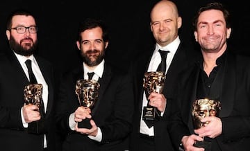 De izquierda a derecha: Aaron Garbut, Sam Houser, Dan Houser y Leslie Benzies recogen un galardón en los BAFTA 2014.