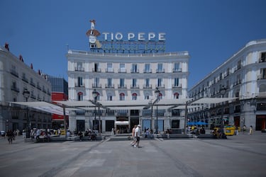 Toldos instalados por el Ayuntamiento de Madrid en la Puerta del Sol. El Ayuntamiento de Madrid defiende la instalación de toldos desmontables en la Puerta del Sol, argumentando que es un Bien de Interés Cultural (BIC) donde no se pueden plantar árboles ni instalar estructuras permanentes.
02 JULIO 2025
Eduardo Parra / Europa Press
02/07/2025