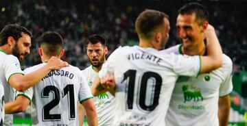 Los jugadores del Racing se abrazan tras marcar Baturina un gol al Granada.