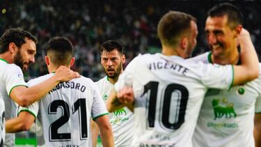 Los jugadores del Racing se abrazan tras marcar Baturina un gol al Granada.