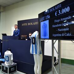 Va a una subasta por primera vez y no puede creerse los dos famosos que estaban allí