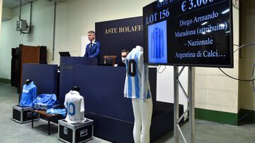 La casa de subastas nacional Bolaffi de Turín ofrece una puja por una camiseta de la selección argentina perteneciente a Diego Armando Maradona. El Pelusa, considerado uno de los mejores futbolistas de la historia, se ha convertido tras su muerte en una auténtica leyenda en todos los rincones del mundo.