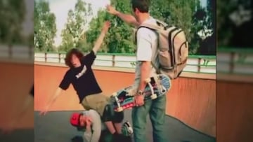 La leyenda del skate Tony Hawk empuja a Shaun White, que tropieza con Bucky Lasek, en el borde de un halfpipe. 