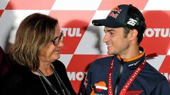 Pedrosa con su madre, Basilia, en Cheste.