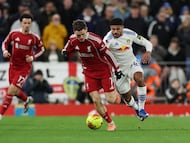 Soccer Football - Premier League - Liverpool v Leeds United - Anfield, Liverpool, Britain - January 1, 2026 Liverpool's Florian Wirtz in action with Leeds United's James Justin REUTERS/Phil Noble EDITORIAL USE ONLY. NO USE WITH UNAUTHORIZED AUDIO, VIDEO, DATA, FIXTURE LISTS, CLUB/LEAGUE LOGOS OR 'LIVE' SERVICES. ONLINE IN-MATCH USE LIMITED TO 120 IMAGES, NO VIDEO EMULATION. NO USE IN BETTING, GAMES OR SINGLE CLUB/LEAGUE/PLAYER PUBLICATIONS. PLEASE CONTACT YOUR ACCOUNT REPRESENTATIVE FOR FURTHER DETAILS..