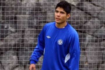 Debutó a los 15 años y prometía mucho. Sin embargo, las indisciplinas fueron una constante en su carrera. Fue separado del Tricolor Sub-17 y no pudo jugar el Mundial del 2009.