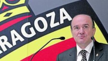 <b>SE AGOTARÁ EL PLAZO. </b>El presidente del Real Zaragoza, Eduardo Bandrés, durante el acto de ayer en el gimnasio del club aragonés.