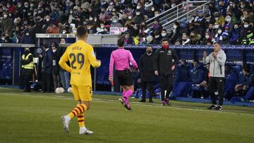 José Luis Mendilibar, entrenador del Deportivo Alavés, es expulsado ante el FC Barcelona.