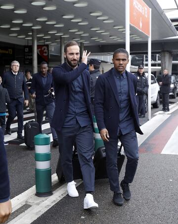 Higuaín y Douglas Costa.