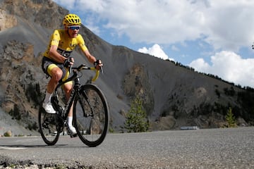 Chris Froome portando el maillot amarillo durante la 18ª etapa del Tour de Francia 2017.