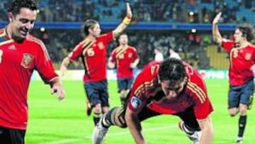 <b>LA ROJA ES UNA PIÑA. </b>Los jugadores de la Selección celebran con entusiasmo el gol conseguido por Cesc Fábregas.