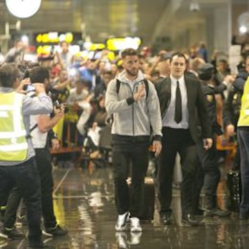 La llegada del Madrid colapsó en cierta medida el aeropuerto de Gran Canaria. Cientos de personas se desplazaron para presenciar la llegada de los madridistas. Alguno, como Pepe, firmó autógrafos a los presentes. Los blancos no jugaban allí desde 2001.