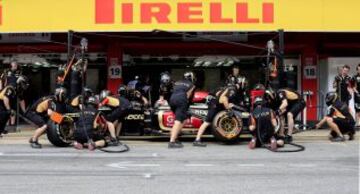 Los boxes del equipo Lotus F1 a pleno rendimiento cambiando los neumáticos en el coche del piloto finlandés Kimi Raikkonen.