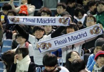 La afición espera el inicio de la final del Mundial de clubes en el Estadio Internacional Yokohama.