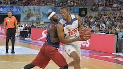 Tyrese Rice trata de frenar a Anthony Randolph.