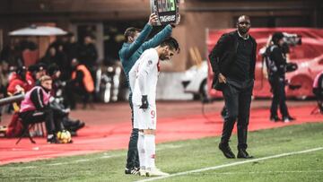 El delantero colombiano Radamel Falcao García listo para entrar en el partido entre Mónaco y Niza en juego aplazado de la fecha 17 de la Ligue 1 de Francia.