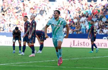 El bético le rindió un homenaje a Isco. Hizo un partido soberbio y consiguió el tanto del empate. Un paso delante del jugador.