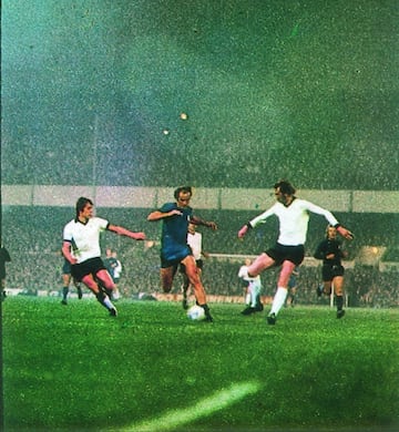 El Real Madrid ha protagonizado muchas de las grandes remontadas de la historia del f¨²tbol. La de los octavos de final de la Copa de Europa de la temporada 1995-76, ante el Derby County fue la primera de una gran serie. Los ingleses se impusieron por 4-1 en el partido de ida y el encuentro de vuelta se antojaba pr¨¢cticamente imposible. Cabe destacar que a estas alturas de la historia el Real Madrid nunca hab¨ªa remontado una desventaja de tres goles. La haza?a comenz¨® pronto, en el minuto 3, cuando Roberto Mart¨ªnez remat¨® un bal¨®n peinado por Santillana. Aunque el Santiago Bernab¨¦u estall¨® de alegr¨ªa confiando en que era posible, el resto de los goles llegaron en la segunda mitad. Roberto Mart¨ªnez y Santillana pusieron el 3-0 a los pocos minutos de la reanudaci¨®n, pero George les devolvi¨® a la lona minutos despu¨¦s, anotando el 3-1. Los blancos necesitaban un gol para forzar la pr¨®rroga y este no llegaba. Minuto 83 y... penalti a Amancio que Pirri no fall¨®. En la pr¨®rroga el guion no pod¨ªa ser otro: Santillana en el 99' puso el 5-1 definitivo con un golazo tras hacer un sombrero a un defensa y empalmar el bal¨®n con la zurda. En esta edici¨®n de la Champions, el Real Madrid cay¨® en semifinales con el Bayern, que a la postre fue el equipo campe¨®n.