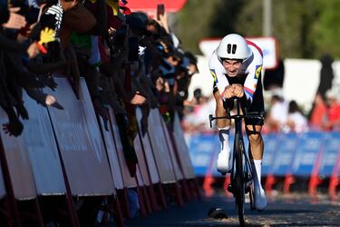  El ciclista checo Mathias Vacek, del Team Lidl-Trek, durante la primera etapa de la Vuelta a España, una contrarreloj individual entre Lisboa y Oeiras (12 km).
