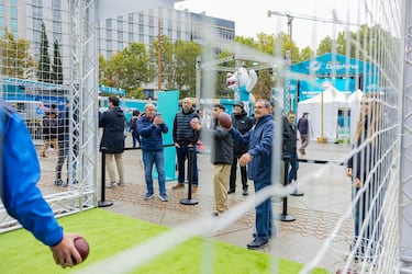La Plaza de España de Madrid acoge la Fan Zone de los Miami Dolphins. 