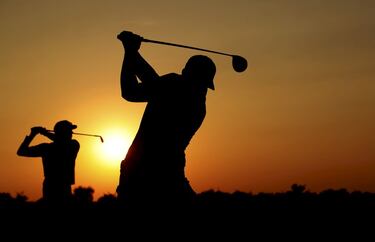 El jugador sudafricano James Hart du Preez, profesional desde 2018,  calienta el swing a primera hora de la mañana antes de salir al campo del Euphoria Golf Club, en Modimolle, para afrontar el primer día del Campeonato de Limpopo, torneo del Challenge Tour. El líder, tras la disputa de la primera jornada, es el local Van Tonder.