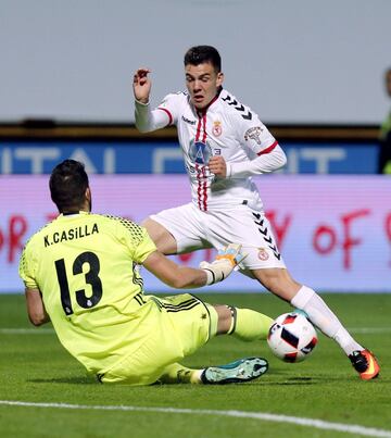 Kiko Casilla y el centrocampista de la Cultural Leonesa Álex Gallar.