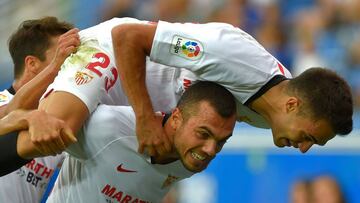 Jordán y Reguilón celebran el gol del Sevilla en Vitoria.