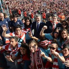 10.000 personas arropan a las campeonas del Athletic
