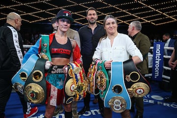 Amanda Serrano con sus cinturones de campeona indiscutida del peso pluma y Katie Taylor con los del ligero.