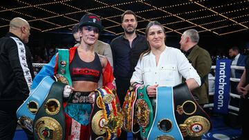 Amanda Serrano con sus cinturones de campeona indiscutida del peso pluma y Katie Taylor con los del ligero.