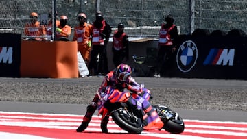 Martín se cayó en el libre de la mañana y en el esprint de la tarde.