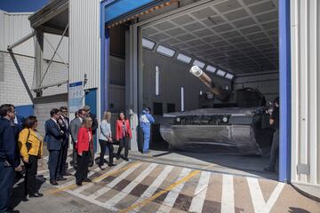 La ministra de Defensa, Margarita Robles (1d) durante su visita a los tanques Leopard en la planta de Santa Bárbara Sistemas. A 23 de marzo de 2023, en Sevilla (Andalucía, España). La ministra de Defensa, Margarita Robles ha visitado hoy jueves, la fábrica Santa Bárbara Sistemas, perteneciente al grupo General Dynamics, tiene ya "prácticamente terminada" la "absoluta puesta a punto" de seis carros de combate Leopard 2A4 desechados por el Ejército de Tierra hace ya unos 15 años, para su envío a Ucrania en el marco de los compromisos adoptados por España para apoyar a dicho país frente a la invasión rusa.
23 MARZO 2023
María José López / Europa Press
23/03/2023