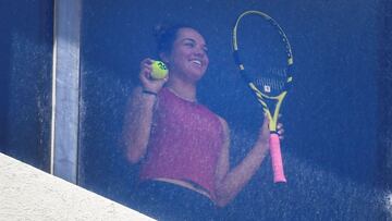 Una jugadora, con su raqueta y una pelota mientras permanece encerrada en su habitaci&oacute;n durante la cuarentena previa al Open de Australia en Melbourne.