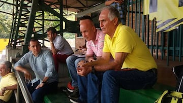 Pecoso Castro, junto a su asistente Juan Carlos Conde, observando la pr&aacute;ctica de este martes del Atl&eacute;tico Bucaramanga.