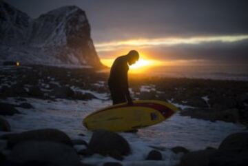 La leyenda del surf, Tom Carroll, disfruta como un niño en el Ártico