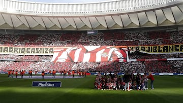 Tifo del Wanda Metropolitano durante el derbi de la temporada pasada contra el Real Madrid.
