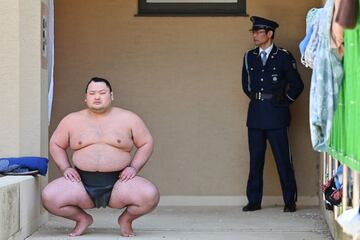 Los mejores luchadores de sumo participan en el 'Honozumo', una exhibición anual ante miles de espectadores en el Santuario Yasukuni.